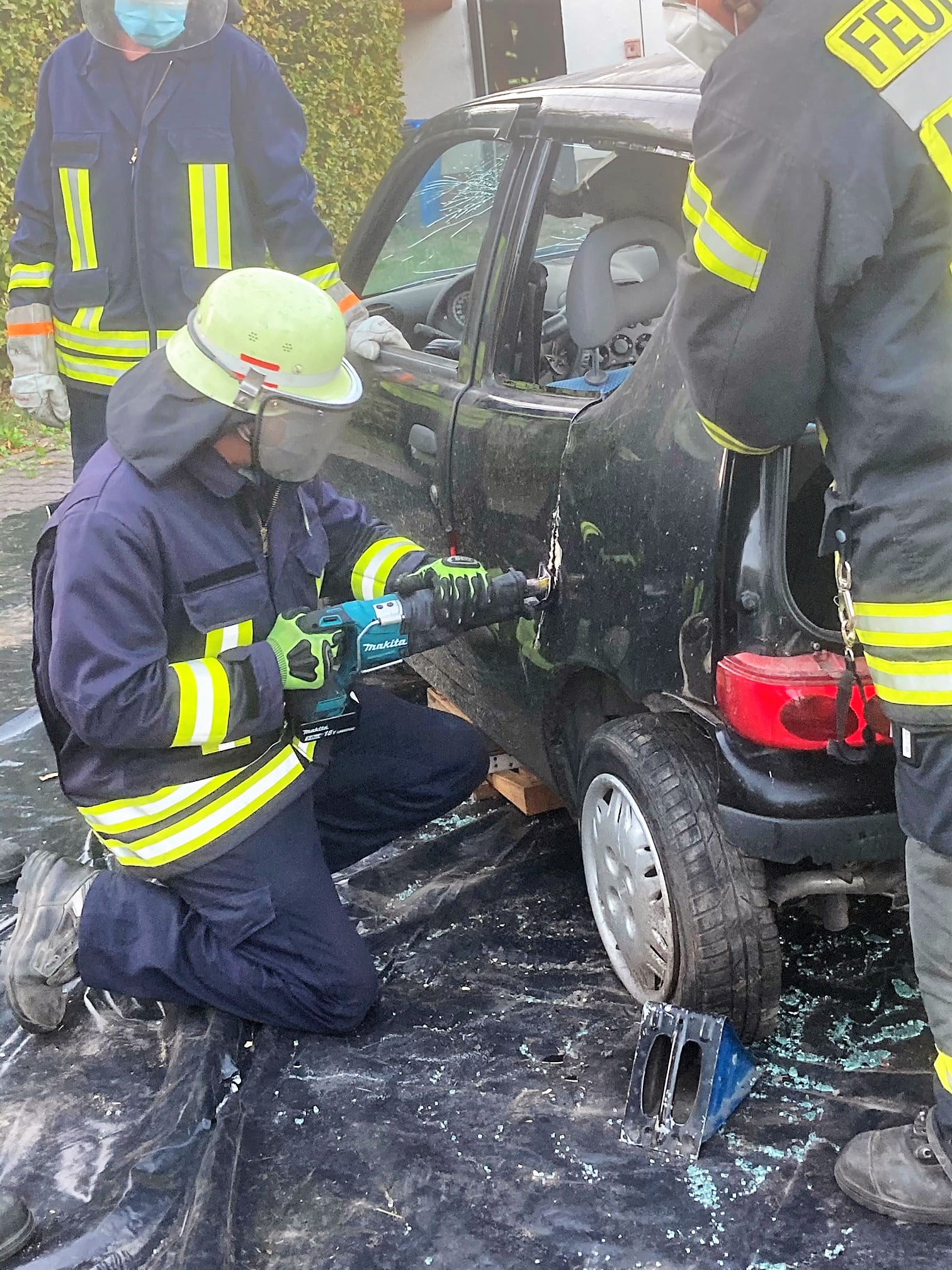 Öffnung eines Fahrzeuges zur patientengerechten Rettung (Bild: Stefan Lohnes/Marcus Hörr)